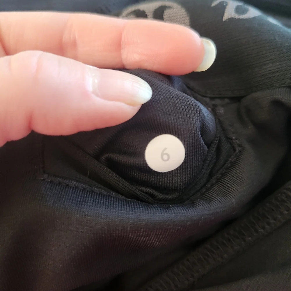 Lululemon Shorts 2.5" Size 6 - Picture 3 of 4